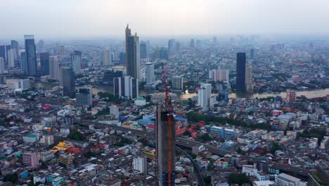 Torres-De-Gran-Altura-En-El-Paisaje-Urbano-De-Bangkok,-Tailandia-Aérea