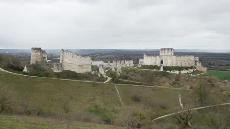 Weitwinkelaufnahme-Der-Zerstörten-Burgmauern-Und-Des-Schlossgeländes,-Chateau-Gaillard