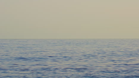 Meereswellen-Mit-Verschwommenem-Hintergrund-Und-Klarem-Himmel-Nach-Sonnenuntergang