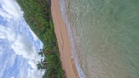 Prístina-Playa-Onda-Y-Agua-De-Mar-Turquesa-En-República-Dominicana