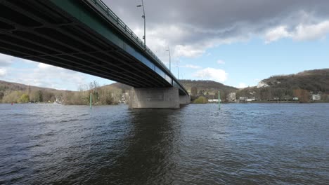 Seitenansicht-Der-Transportbrücke,-Die-Den-Fluss-überquert,-Während-Unten-Das-Wasser-Strömt