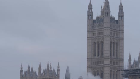 Palacio-De-Westminster,-Londres,-Cinemática-Inclinada-Hacia-Arriba-En-Un-Día-Nublado