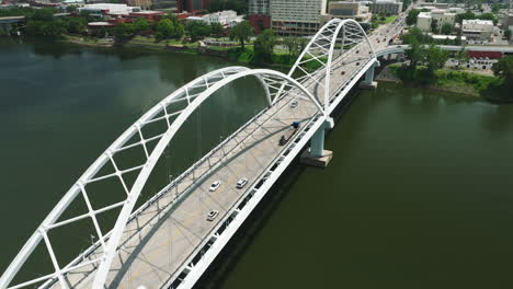 Cars-Driving-Through-Broadway-Bridge-Connecting-The-Cities-Of-Little-Rock-And-North-Little-Rock-In-Arkansas,-USA