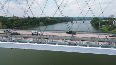 Verkehr-Auf-Der-Broadway-Brücke-über-Den-Arkansas-River-Mit-Little-Rock-City-Im-Hintergrund