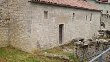 Edificios-Antiguos-En-El-Pueblo-De-Plomin,-Croacia-Y-Restos-De-Ruinas-Romanas.