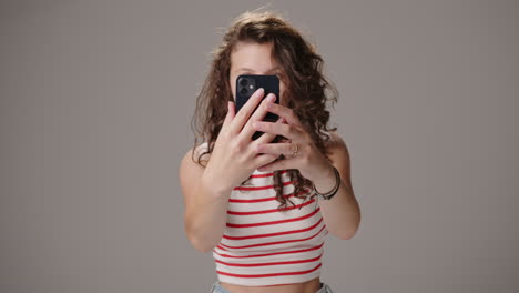Adolescente-Caucásica-Tomando-Selfies-Con-Smartphone,-Tendencia-En-Las-Redes-Sociales