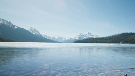 Beautiful-Nature-Scene,-Frozen-Lake-Maligne-on-a-Sunny-Day---Left-Pan-Panoramic