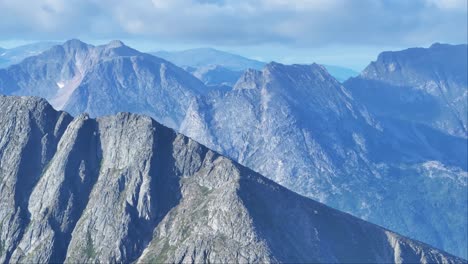 Majestätischer-Berggipfel-Des-Lonketind-Unter-Den-Dramatischen-Wolken-Tagsüber-In-Senja,-Norwegen