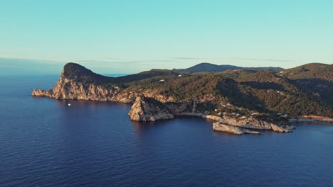 Panorama-Luftaufnahme-Illeta-De-Cala-Salada-In-San-Antonio,-Südwesten,-Ibiza,-Spanien