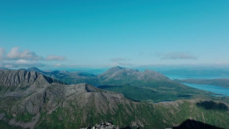 Luftaufnahme-Der-Felsigen-Bergkette-Auf-Der-Insel-Senja-Vom-Gipfel-Des-Lonketinden-Im-Sommer-In-Norwegen