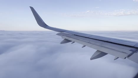 Avión-Volando-A-Través-De-Una-Nube