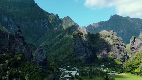 Wolken-Bewegen-Sich-Und-Licht-Wechselt-über-Tropischen-Grünen-Bergen-Auf-Der-Insel-Fatu-Hiva-Marquesas,-Französisch-Polynesien,-Südpazifik