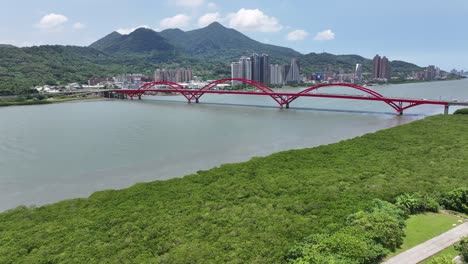 Vista-Panorámica-Sobre-El-Humedal-Hasta-El-Puente-Guandu-En-La-Ciudad-De-Taipei