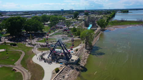 Aerial-view-around-a-ferries-wheel-at-a-theme-park,-summer-day-in-Milwaukee,-USA
