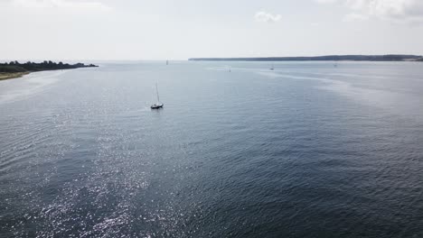 Segelboot-Segelt-Auf-Einem-Meer-In-Dänemark
