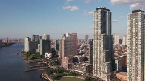 Luxushochhäuser-Im-New-Yorker-Stadtteil-Lic,-4K-Luftaufnahme