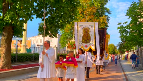 Priester-Mit-Kreuz-Und-Anhänger-Mit-Transparenten-Gehen-Während-Der-Orthodoxen-Messe-Auf-Der-Straße