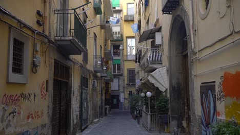 Blick-Auf-Die-Gasse-Der-Typischen-Wohngebiete-In-Neapel,-Italien