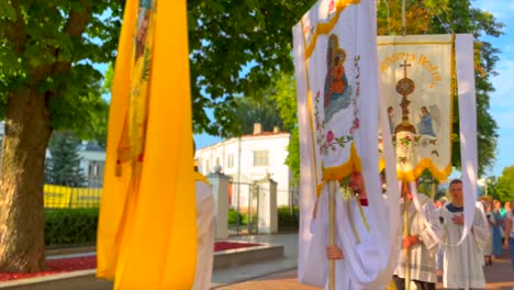 Pancartas-Religiosas-En-Una-Procesión-De-Seguidores-Vestidos-De-Blanco-De-3