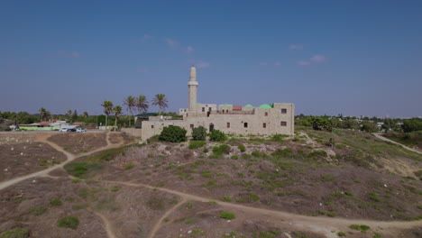 Mezquita-Sidna-Ali-Construida-Sobre-Los-Acantilados-De-Las-Playas-De-La-Ciudad-De-Herzliya,-Israel.