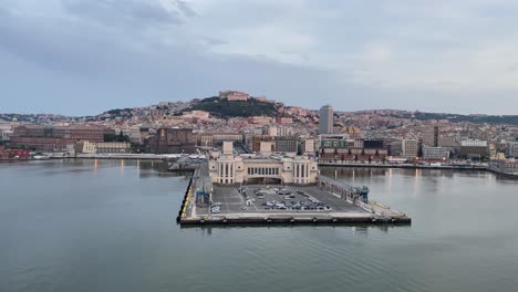 Calm-morning-view-of-the-cruise-terminal-and-the-cityscape-of-Naples,-Italy