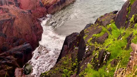 Eine-4K-Aufnahme-Der-Bebawn-Cove-Und-Der-Klippen-Der-Halbinsel-Dingle-Bay-In-Irland-Mit-Dem-Deutschen-Kreuzfahrtschiff-MS-Europa,-Das-Direkt-Vor-Der-Bucht-Vor-Anker-Liegt