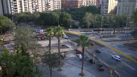 Escena-De-Obras-De-Mejora-De-La-Carretera-En-Curso-Y-De-La-Calle-Con-Tráfico-En-Movimiento-En-Barcelona,-España