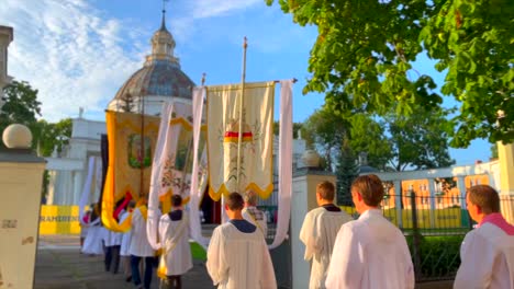 Los-Seguidores-Religiosos-Caminan-Bajo-El-Sol-Con-Pancartas-En-Procesión-A-La-Iglesia-Ortodoxa.