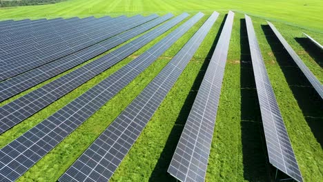 Luftaufnahme-Von-Sonnenkollektoren,-Landwirtschaftliche-Solarzelle-Mit-Sonnenlicht