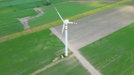 Vista-Aérea-Por-Drones-De-Turbinas-De-Energía-Eólica,-Parte-De-Un-Parque-Eólico