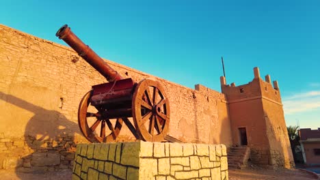 Eine-Alte-Kanone-In-Einem-Alten-Schloss-In-Der-Algerischen-Wüste-In-Biskra-Bei-Sonnenuntergang