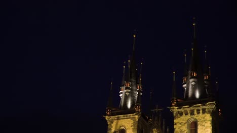 Spitze-Eines-Burgturms,-Festung,-Barocke-Architektur-Im-Gotischen-Stil,-ähnlich-Der-Hogwarts-Hexenschule,-Harry-Potter-Gebäude-In-Der-Tschechischen-Republik,-Gotische-Barocknacht,-Dunkler-Himmel