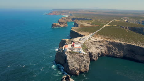 Luftaufnahme-Des-Leuchtturms-Cabo-San-Vicente,-Der-Sich-An-Einem-Sonnigen-Sommertag-Auf-Den-Klippen-Am-Südwestlichsten-Punkt-Portugals-Befindet