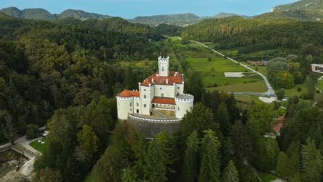Schloss-Trakoscan-Mit-üppiger-Naturumgebung-In-Lepoglava,-Kroatien