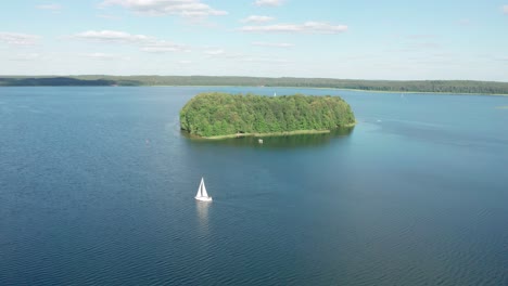 Der-Plateliai-See-Im-Sommer-Präsentiert-Eine-Historische-Insel-Und-Erkundet-Sie-Auf-Einem-Segelboot