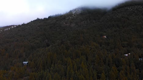 Aufnahme-Einer-Luftperspektive-Eines-Patagonischen-Berges,-Der-Sowohl-Mit-Einem-üppigen-Wald-Als-Auch-Mit-Ziehenden-Wolken-Geschmückt-Ist
