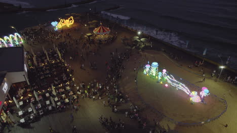 Muestra-De-Esculturas-En-El-Puerto-De-Tel-Aviv-Brillando-Con-Luces-Coloridas-En-Forma-De-Animales.