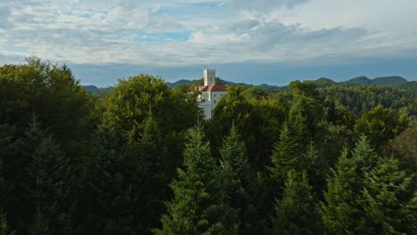 Un-Frondoso-Bosque-Reveló-La-Gran-Arquitectura-Del-Castillo-De-Trakoscan-En-El-Norte-De-Croacia.