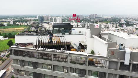 Vista-Aérea-Fija,-Terraza-Abierta-Al-Jardín-En-El-último-Piso-De-Un-Edificio-Alto