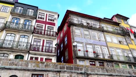 Left-pan-of-colorful-houses-on-Ribeira-waterfront-in-Porto,-Portugal