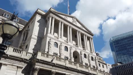 Das-Gebäude-Der-Bank-Of-England,-Das-Ständig-In-Den-Nachrichten-über-Die-Wirtschaft,-Zinsänderungen-Und-Die-Lebenshaltungskostenkrise-Im-Vereinigten-Königreich-Steht
