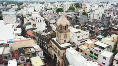 Antena-Raya-Naka-Con-Cámara-Panorámica-Rápidamente-Alrededor-De-La-Torre-Del-Reloj,-Vista-Cinematográfica-De-La-Antigua-Y-Antigua-Torre-Del-Reloj