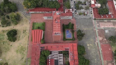 Drohnenaufnahmen-Zeigen-Die-Spitze-Des-Gebäudes-Der-Geisteswissenschaften-In-Der-Universitätsstadt-Mexiko-Stadt