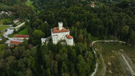 Gotische-Architektur-Auf-Dichter-Natur---Schloss-Trakoscan-Im-Norden-Kroatiens