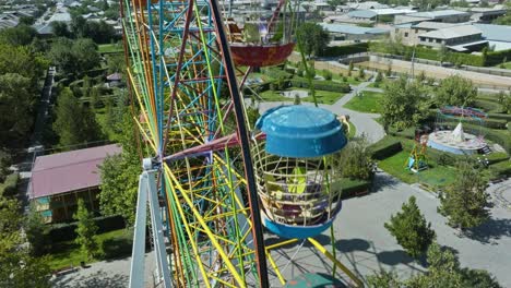 Rustic-Ferris-Wheel-On-Abandoned-Amusement-Park-In-Sayram-Near-Shymkent,-Kazakhstan