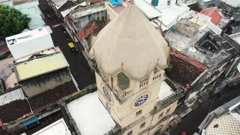 Vista-Aérea-De-Raya-Naka-En-La-Que-La-Cámara-Se-Mueve-Muy-Rápidamente-Alrededor-De-La-Torre-Del-Reloj.