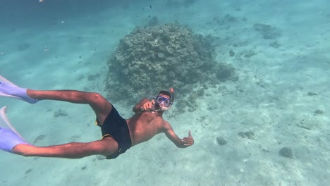 Un-Nadador-Grabándose-Nadando-Bajo-El-Agua-En-Hurgada,-Egipto.