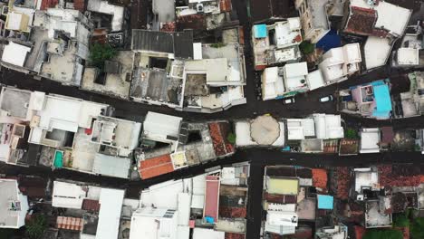 Vista-Aérea-De-Arriba-Hacia-Abajo,-Cámara-Aérea-De-Drones-Moviéndose-Sobre-La-Ciudad-Vieja-Mostrando-Calles-Estrechas-Y-Casas-Muy-Antiguas