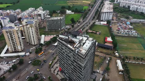 Disparo-Aéreo-Giratorio,-Cámara-Trasera-De-Drones-Girando-Alrededor-De-Un-Edificio-Comercial-En-El-Centro-De-La-Ciudad-De-Rajkot