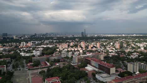 Drohnenvideo,-Das-Die-Universitätsstadt-Von-Mexiko-Stadt-Mit-Dem-Stadtbild-Im-Hintergrund-Aufnimmt